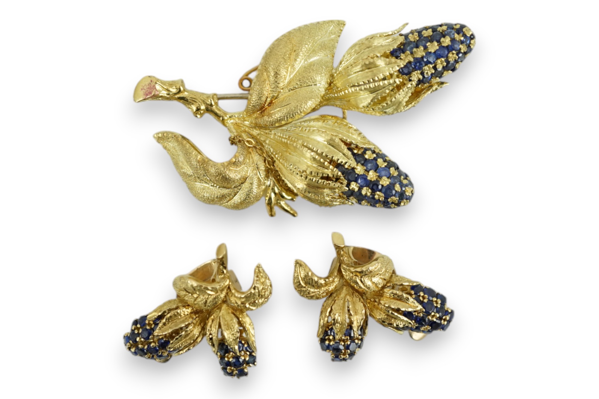 A 20th century Italian 18k gold and sapphire cluster set foliate brooch, 53mm, together with a pair of similar unmarked ear clips